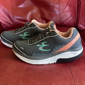 GRAVITY DEFYER WOMEN'S GDEFY MIGHTY WALK ATHLETIC